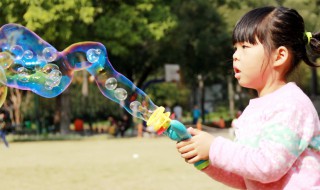 小孩吹泡泡液体的配方 小孩吹泡泡的水怎么配