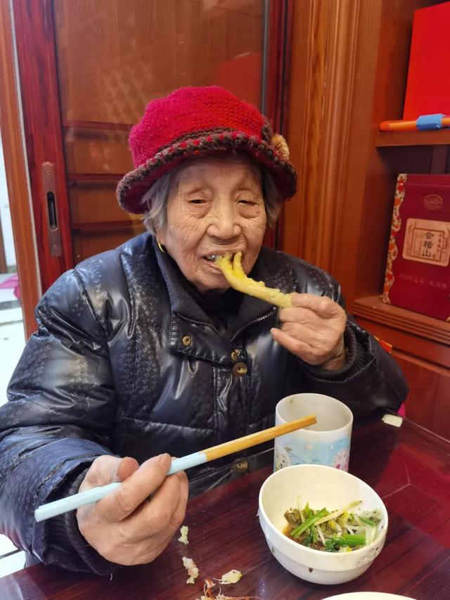 101岁老人一天赶两场麻将，还能扛起百斤大米！长寿秘诀曝光