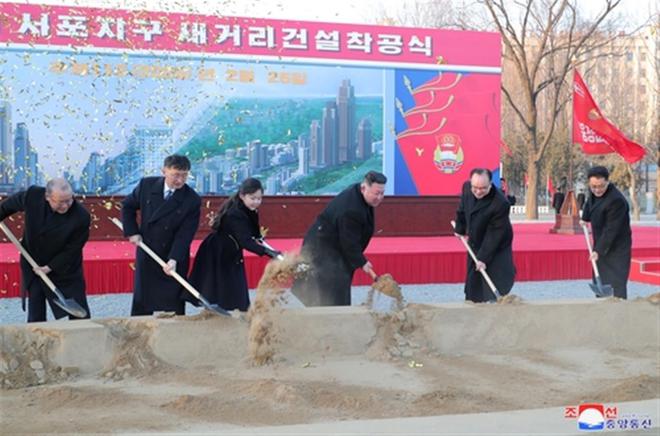 金正恩携女出席平壤一新居民区动工仪式，亲自按下爆破按钮