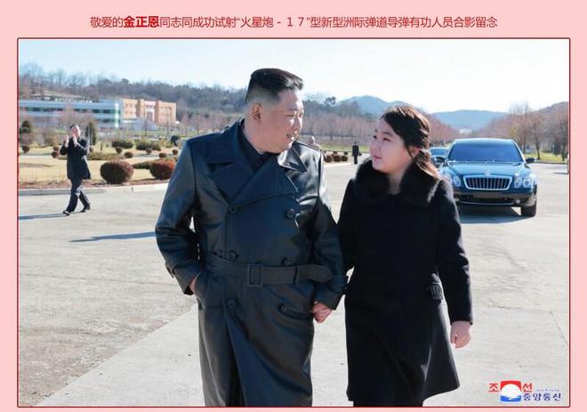 金正恩携女出席平壤一新居民区动工仪式，亲自按下爆破按钮