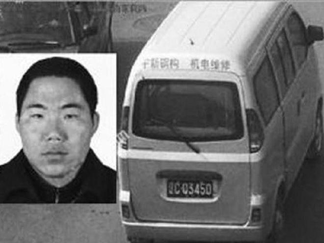 辽宁狠人杀了妻儿，后又连杀八人，被判死刑后还狠狠盯着一个人