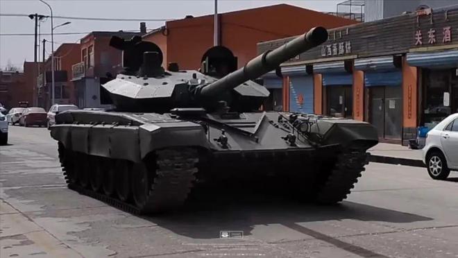 中国又出新坦克！T-72车体顶着VT-4炮塔，包头街头“缝合怪”在憋什么大招？