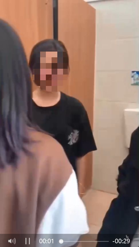 记者调查：多人证实“海南临高13岁女孩被霸凌”目击者称“她当时被打懵了”