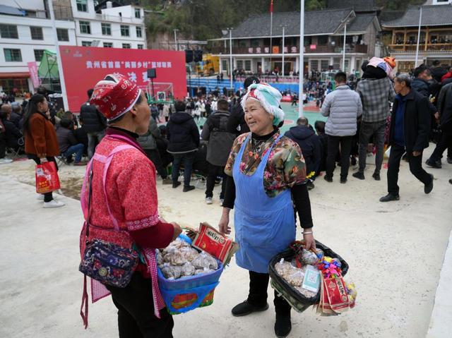 贵州“村BA”总决赛开打：扩建后的2万人球场座无虚席，“东道主”晋级冠军战