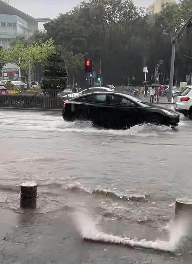 深圳暴雨航班延误取消，有旅客情绪崩溃跪求起飞！