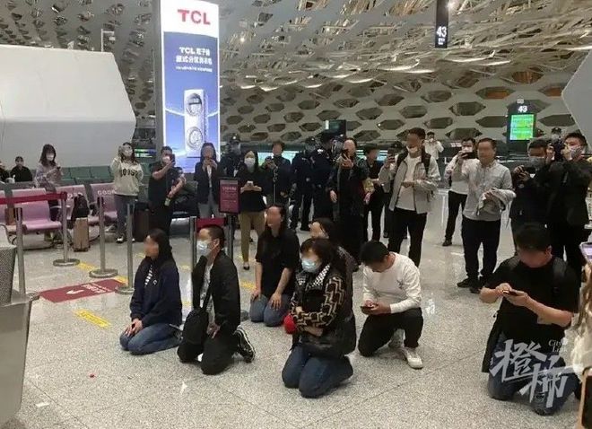 深圳暴雨航班延误取消，有旅客情绪崩溃跪求起飞！