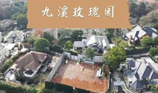 成都一小区一二期业主为“维护品质” 自建围墙隔开三四期：有人24小时“值守”