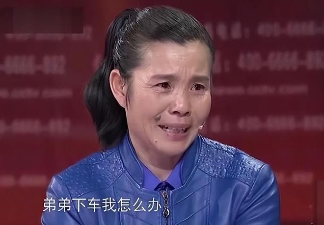 女子弄丢弟弟，下车寻找却被拐卖深山，34年后才知全家仅自己丢了