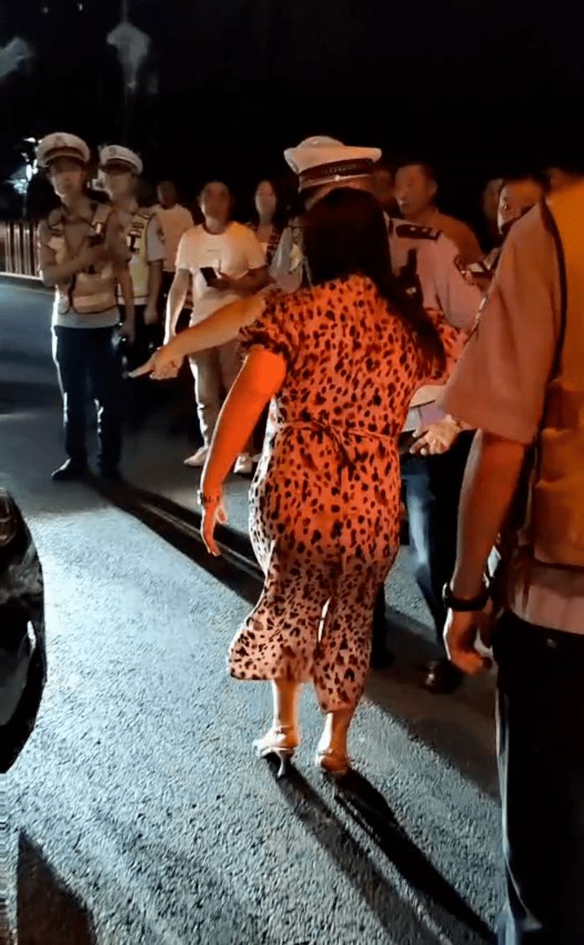 娄底宝马女司机醉驾撞人拖行案一审开庭：其承认第一时间知道撞人