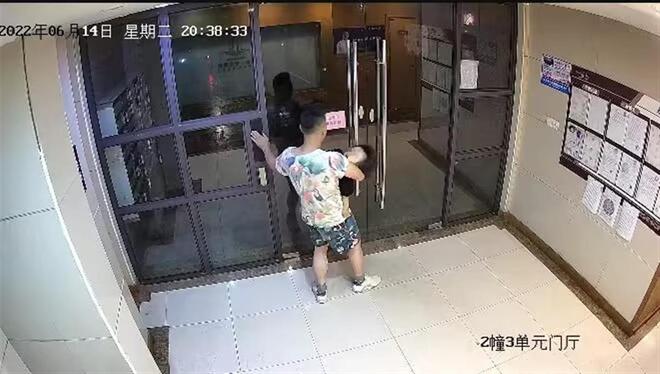 杭州女童坠亡后被撕裂的家庭：外婆去世全家搬走，父母旅游散心却时时惦记女儿